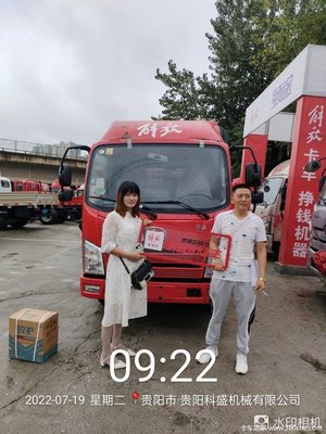 賀葉師傅喜提虎VR 110馬力倉柵式載貨車，開啟日用百貨銷售新征程